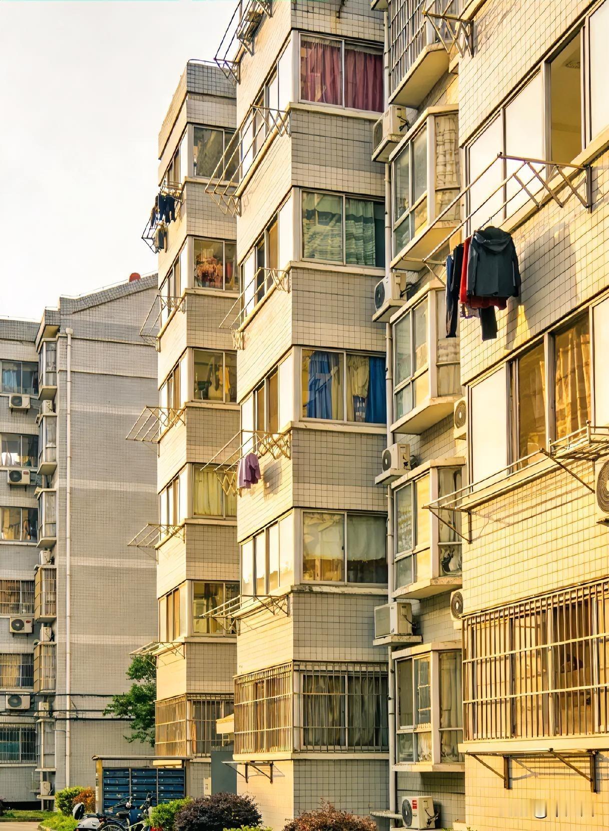 很多人担心老小区的步梯房不适合养老，我卖房子快15年了，可以明确的告诉你，其实选