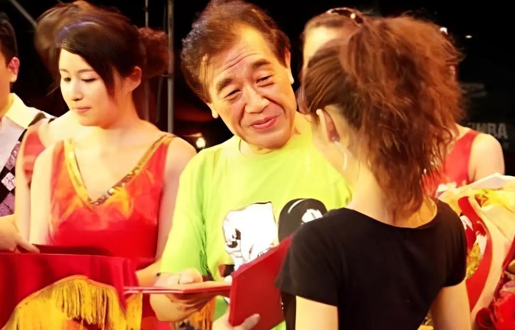 2009年，歌坛大哥张帝娶了张馨茹，虽然两人相差33岁但是张馨茹已经跟了他好多年