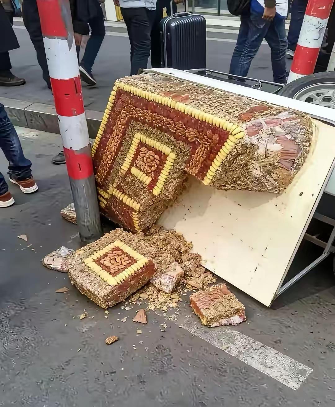 路边意外剐蹭不可怕，可怕的是剐到了传说中的“天价切糕”！一位车主倒车时没注意，直