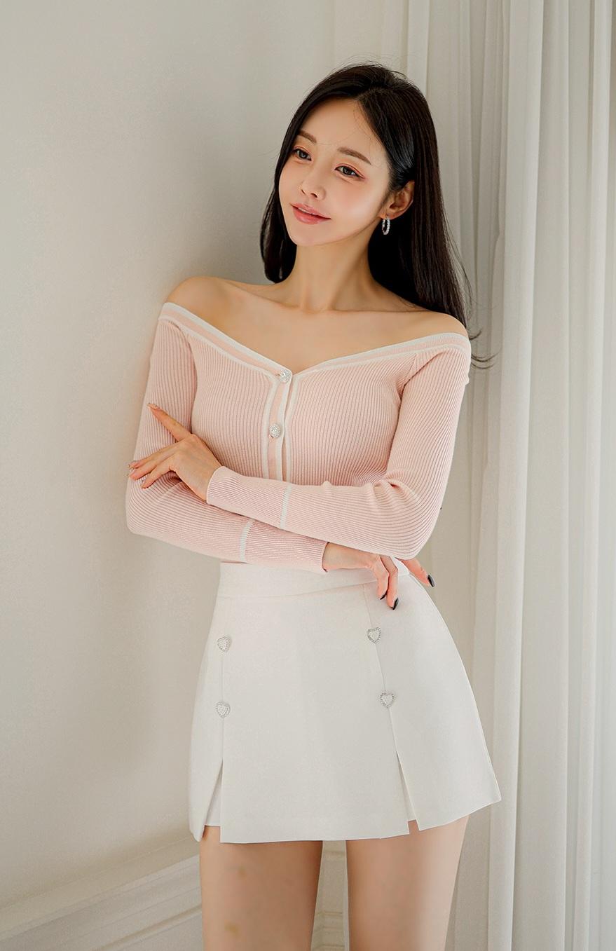 粉色毛衣配白色短裙，这甜美少女风穿搭直接戳我心巴！之前我试过这么穿，走在路上回头