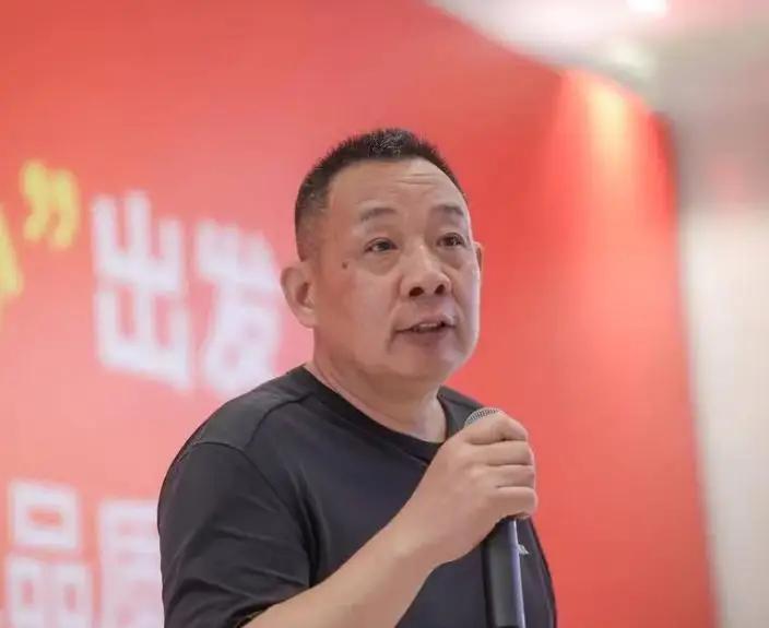 8月7日，胖东来创始人于东来在直播中宣布，开业24年的生活广场店将于2026年1