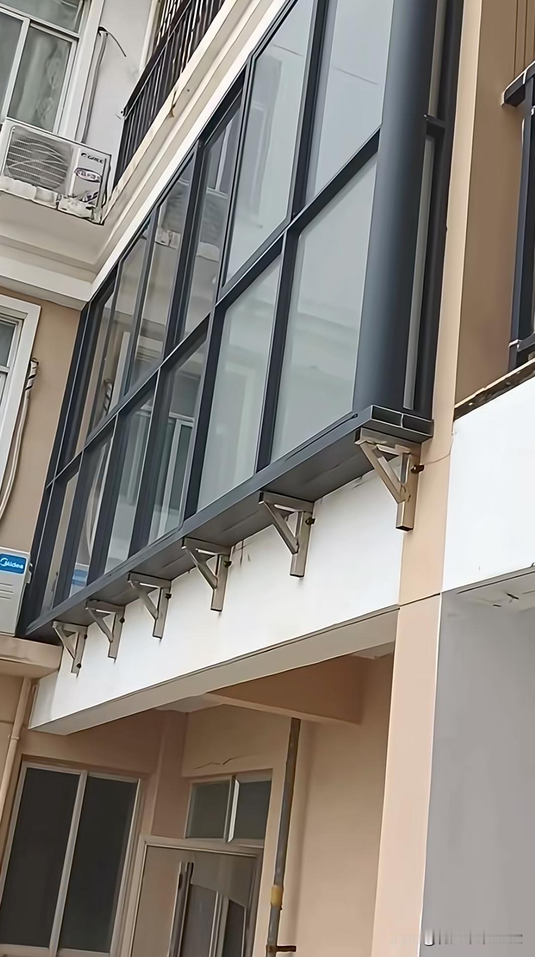 楼上3号户型你是嫌厨房生活阳台太窄了吗？居然把阳台落地窗还可以这样玩，