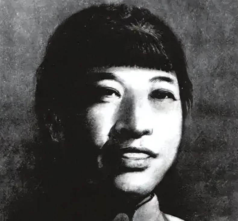 1928年，一位使双枪的女战士被敌人绑在木棍上，然后一刀一刀的割下她的肉，直至牺