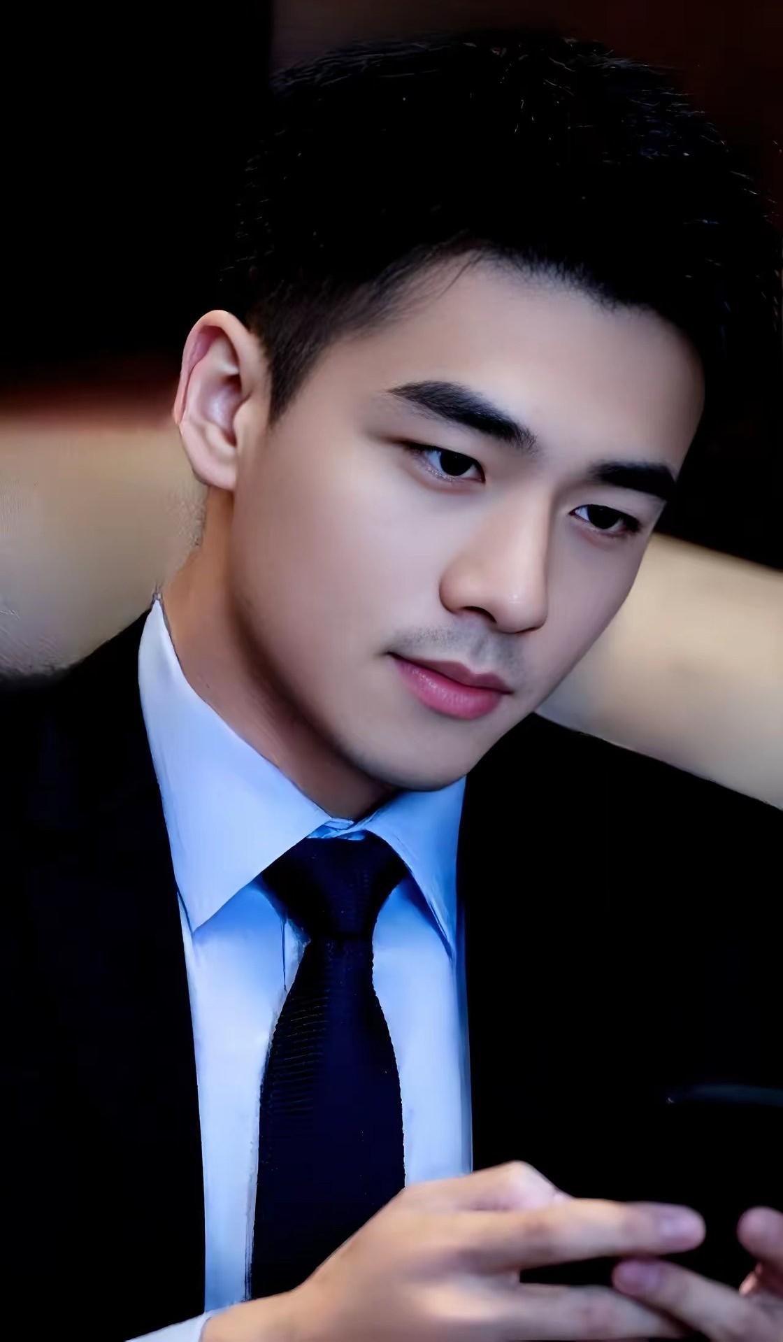 你相信生活中有如此精致的男人吗？肯定有，但是少之又少，这样精致的容貌，就跟电脑刻