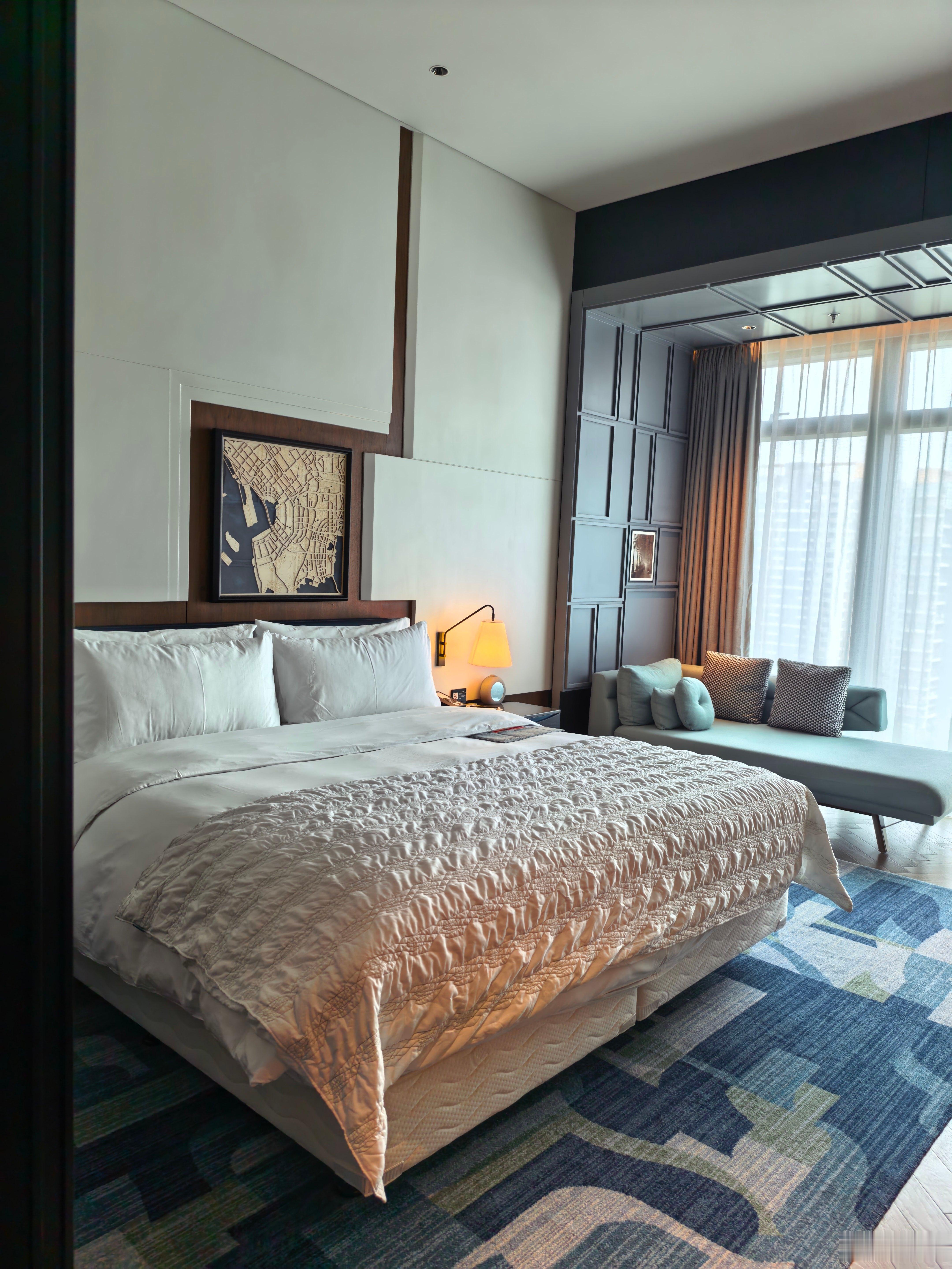 今晚可以一个人睡大床了，一个字：爽！明天Pura发布会代言人会来的吧，我的长枪大