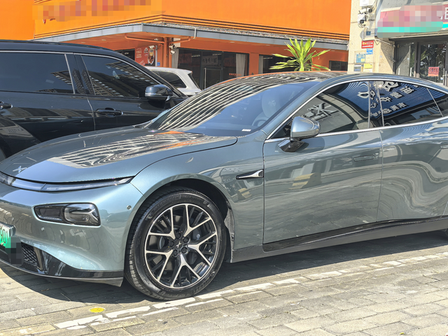 小鹏P7也是跑车造型，为啥就没SU7火？这是我见过路上最帅的小鹏P7！1-阳