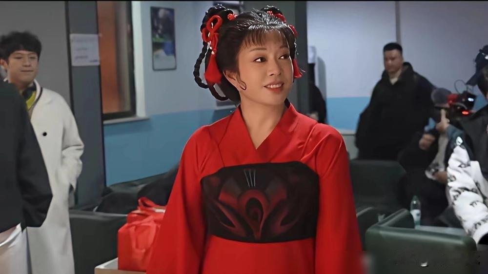 76岁斯琴高娃，突然“妖娆”起来了。生日照里，浓妆，红唇，姿态和往日那个慈祥