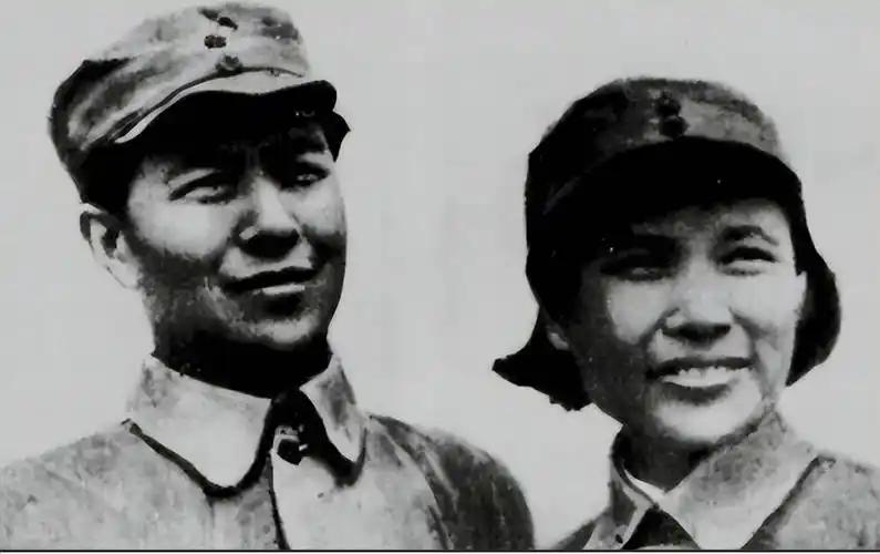 1954年，和丈夫失散25年的女红军伍道清，偶遇了老战友伍云甫，老战友跟她说：“