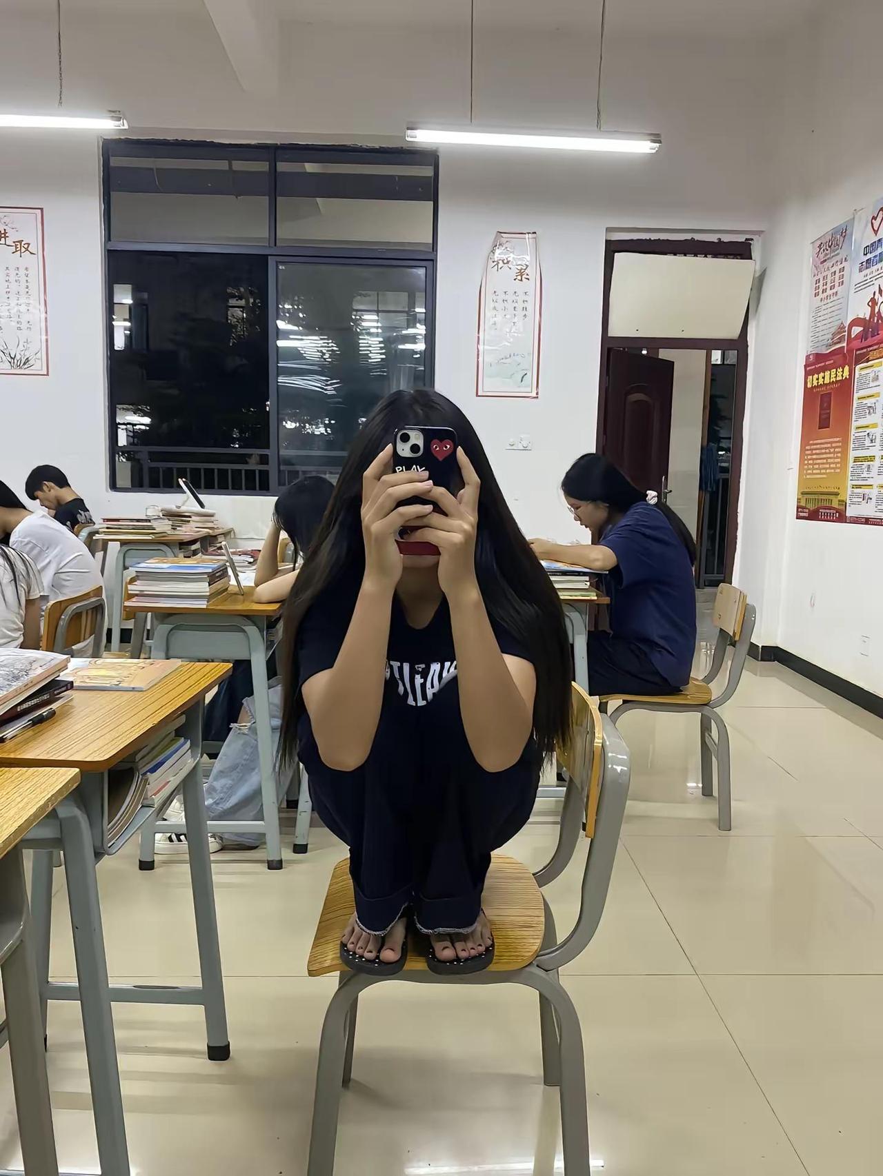 耍起教室坐姿