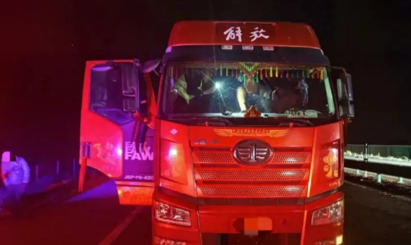 “太离谱了！”民警在巡逻过程中，发现有一辆蒙A车停在行车道上，里面的司机正在睡觉