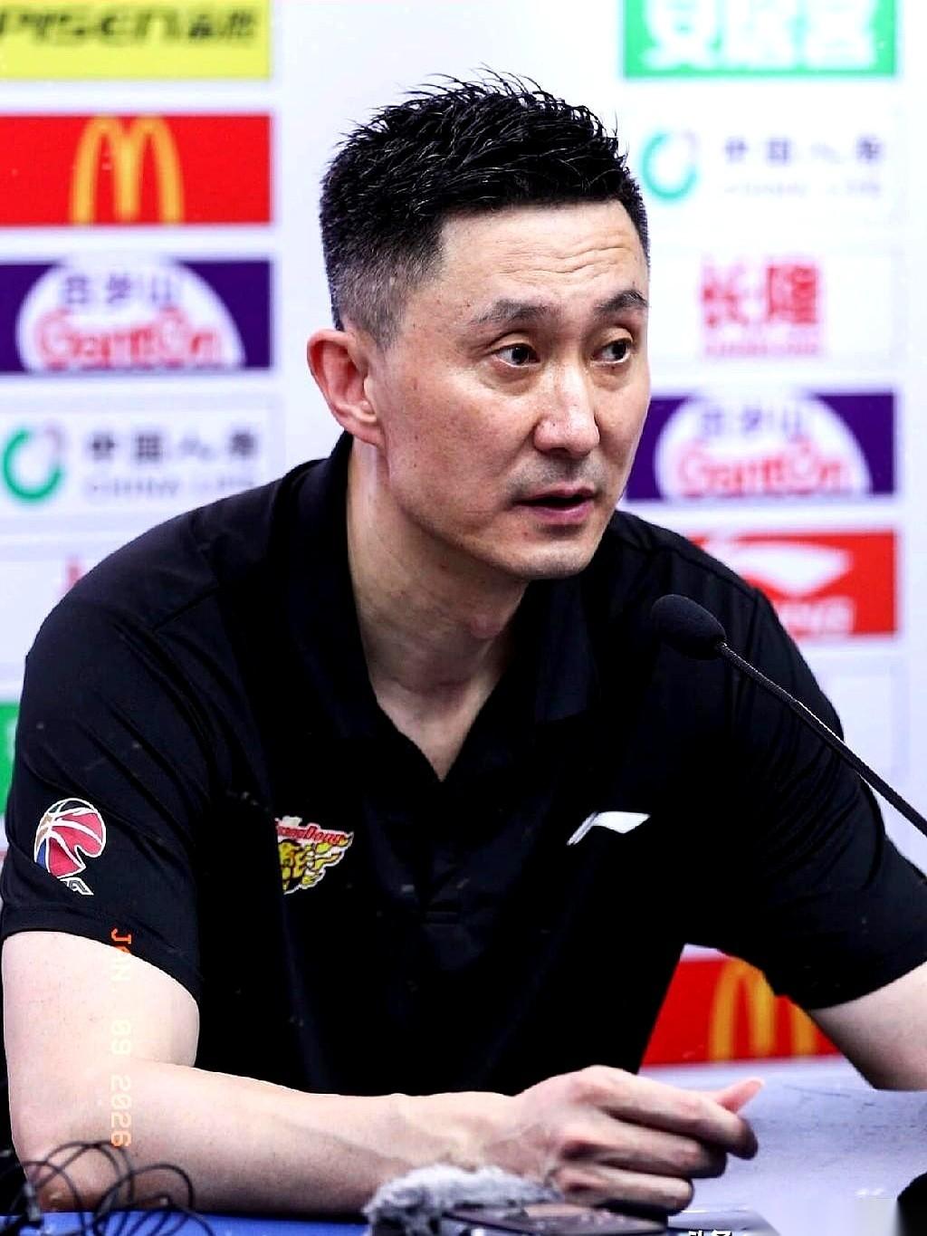 很多人都盯着辽宁队那几个大块头，觉得广东队这回悬了。我就笑了。篮球这东西，要