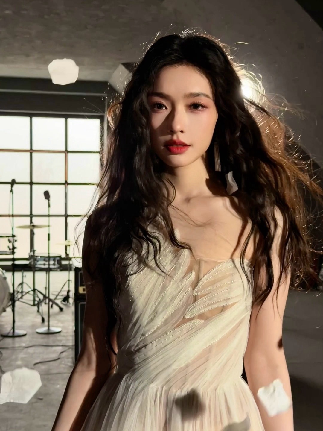 林允live十八宫格营业照林允羽毛氛围感大片林允这组live图直接封神！轻羽覆