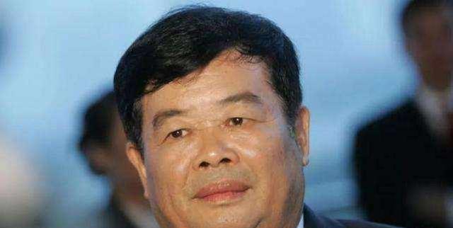 1989年，曹德旺去香港出差，一个客户请他吃饭，结果到了吃饭的地方，曹德旺却懵了