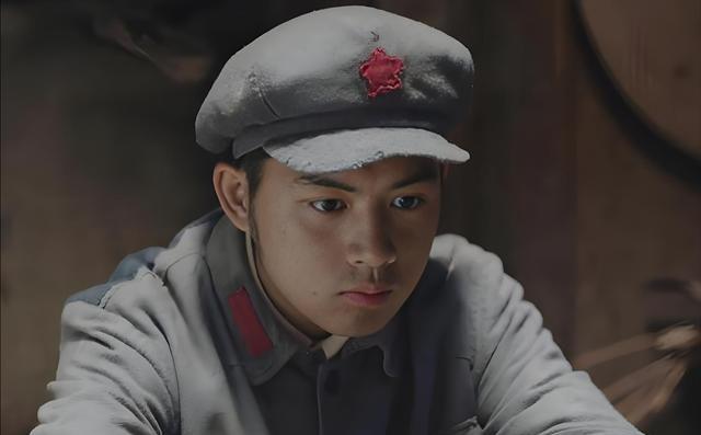 1936年，刘亚楼的警卫员谢志坚不慎落到了敌人手里。押解途中，一老汉瞅见后，黑着