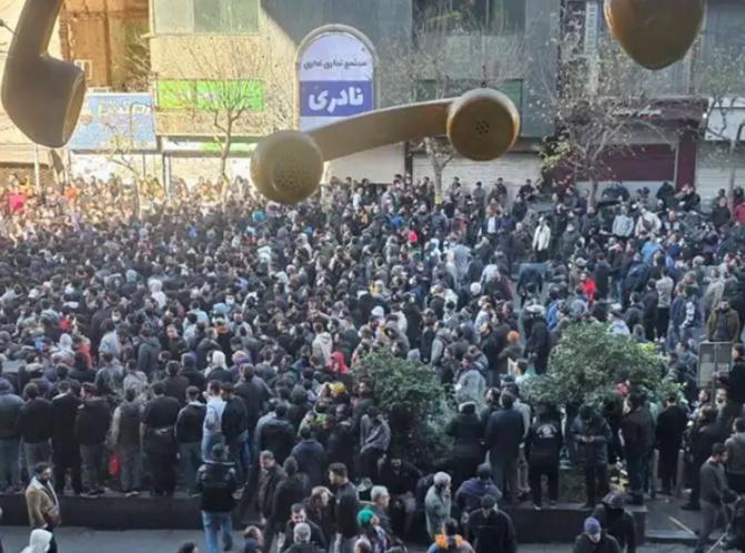 警惕美国的升级版货币战争。从上周日开始，伊朗陷入货币危机并引发抗议；几乎同一