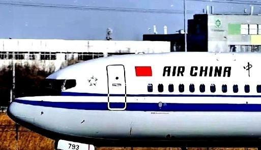 南航退役的波音737-700在贵阳机场拆解，本以为是拆废铁，结果发动机舱里直接藏