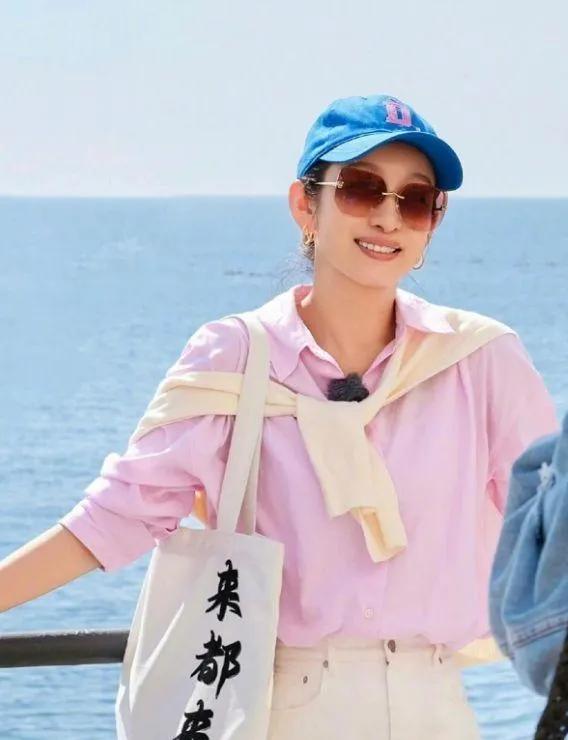 ✨秦海璐这组海边穿搭太适合抄作业了！粉色衬衫+小白裤，奶白披肩当配饰，再戴