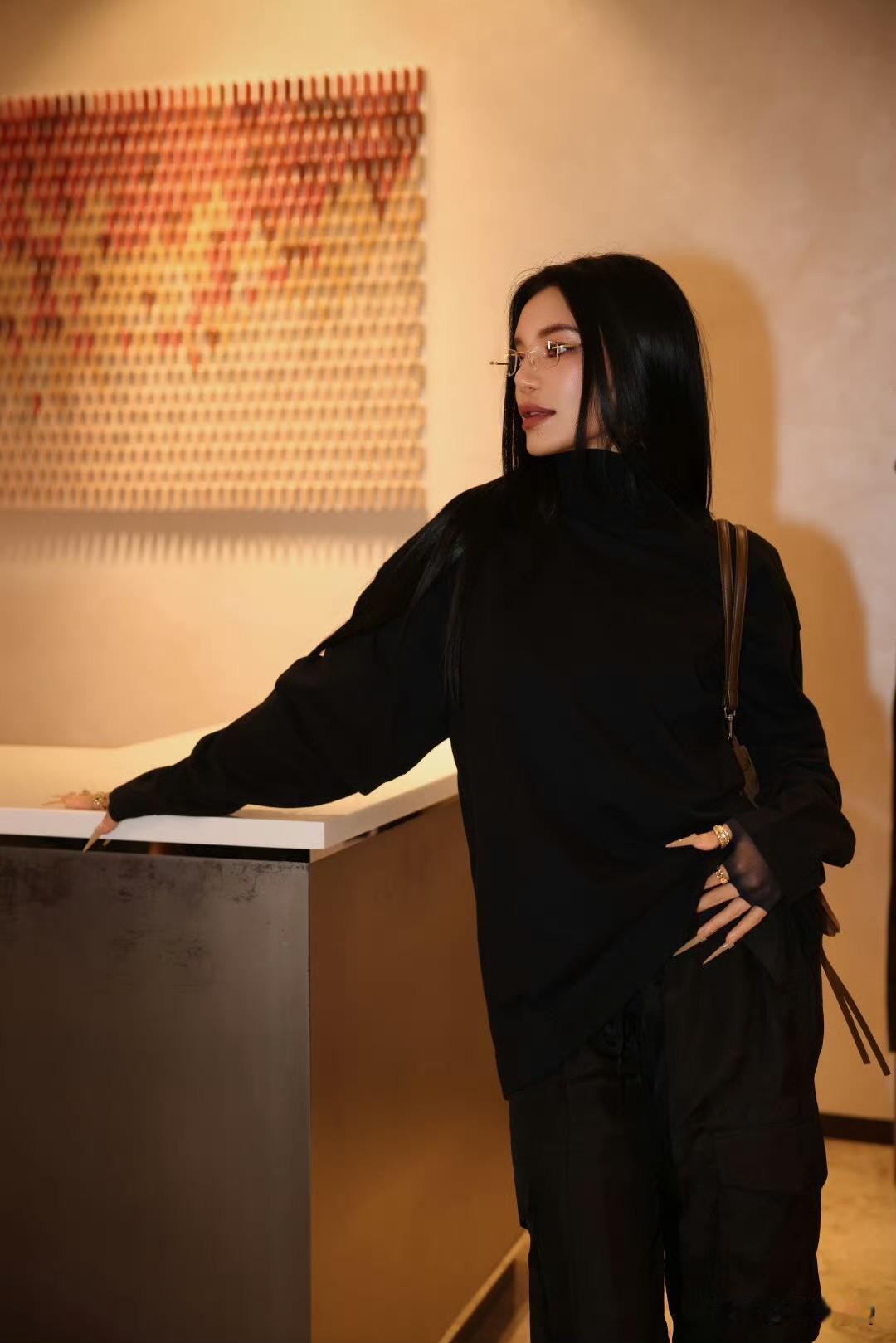 江映蓉的美甲吓到我了，这不是现实版周芷若的九阴白骨爪吗，这么长的美甲，拿个包换件