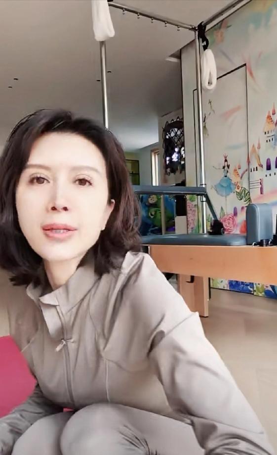 3月17日，金巧巧直播时，家里的环境比较老旧，有网友问她：“这个环境你们家真的破