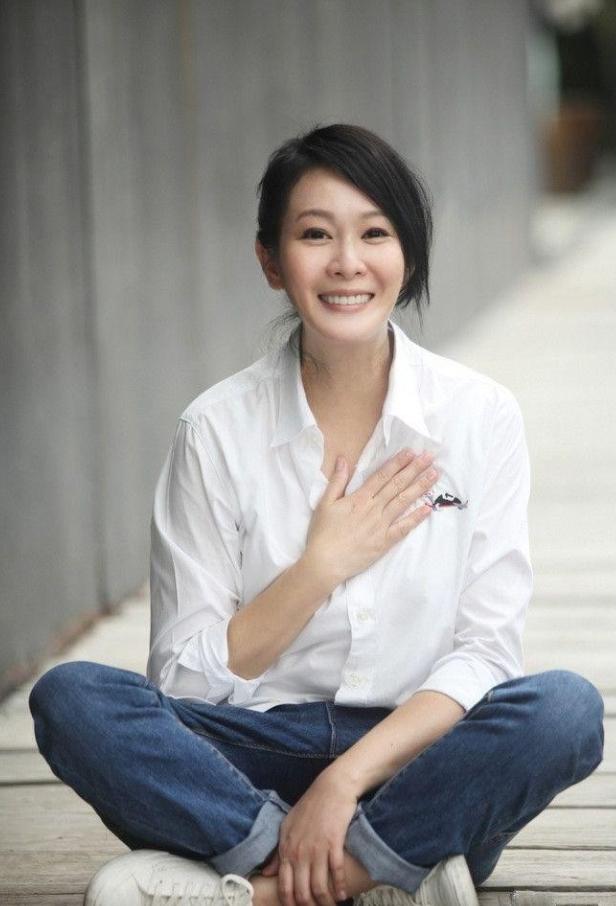 2011年，刘若英嫁给了身家68亿的富商钟小江，婚前刘若英约法三章：可以同居但必