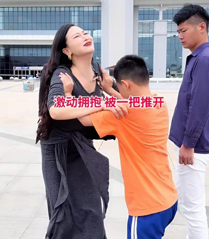 车站里最让人难受的，不是广播声，也不是人来人往，而是一个母亲伸出的手，被自己的孩