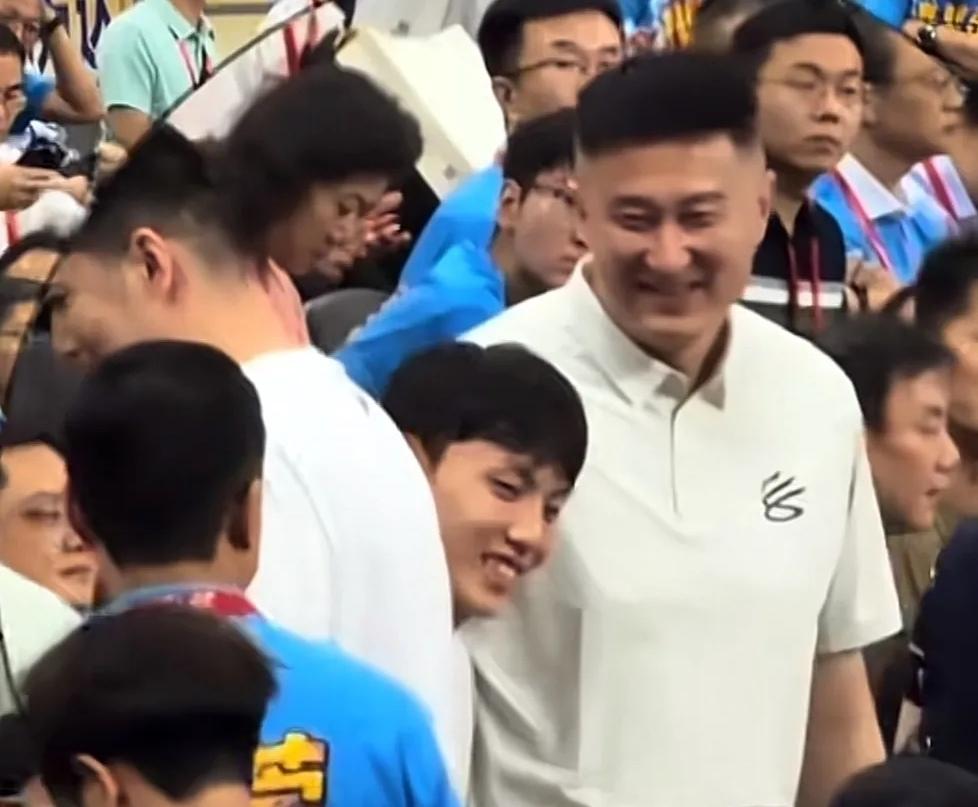 温情告别时刻！众人合唱金曲与杜锋相拥道别现场满是离别的温柔氛围，徐杰率先迈