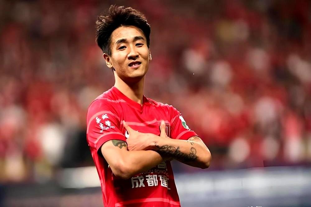谁敢信，那个曾经的“刺头”韦世豪，如今扛起了一支球队。30岁的他戴上成都蓉城