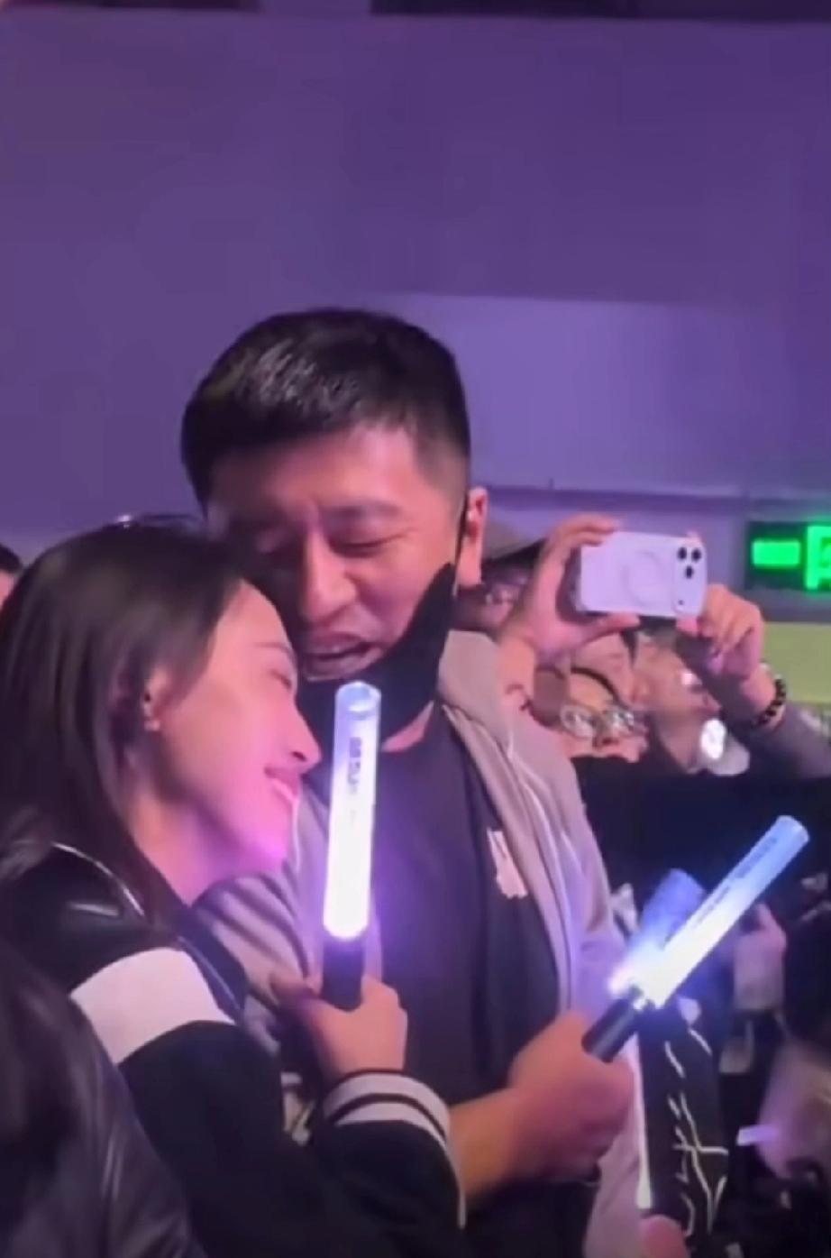 真敢！张雪峰回应伍佰演唱会事件了，他晒了手上无名指的婚戒对着屏幕说:我真有事，