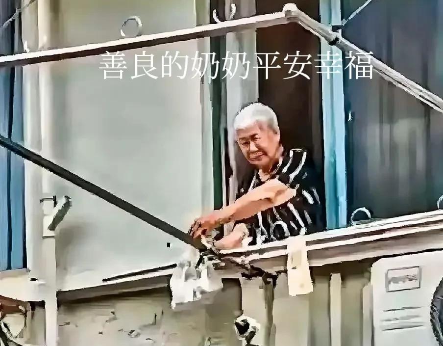 烈日当空，酷暑难耐。几位干活的人正在顶着烈日干活，汗水都湿透了衣服。小区楼上的