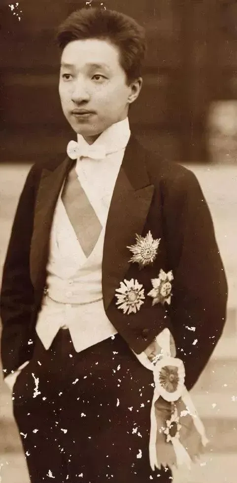 1916年，清末首富盛宣怀留下1300多万两白银的遗产，折合现在约100多亿元。