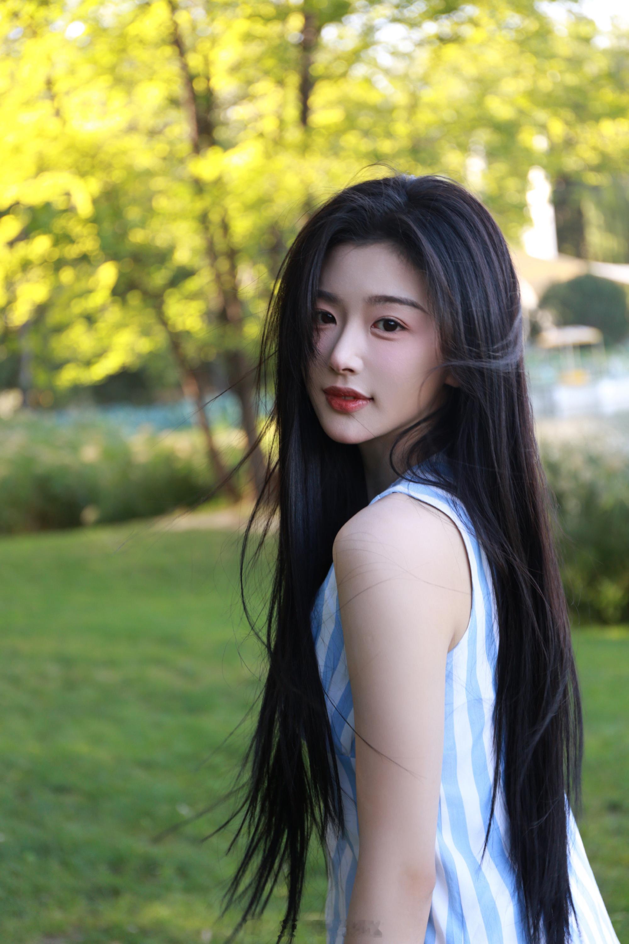 孔雪儿条纹穿搭唯美吸睛