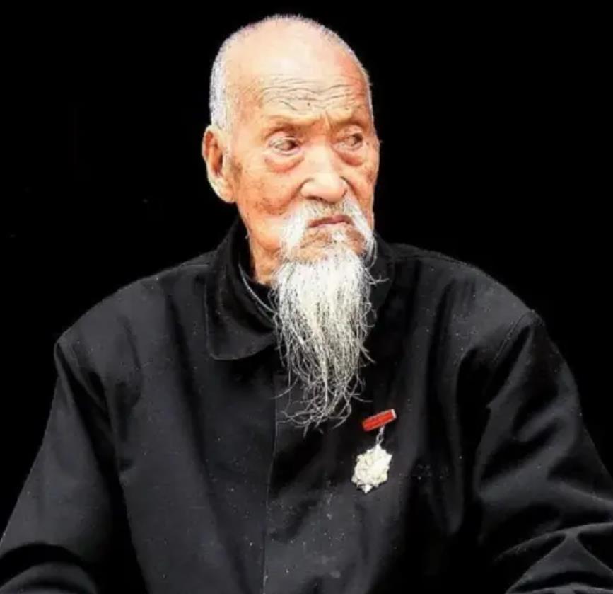 1942年秋，太行山深处，司凤梧被十四个日军包了饺子，前有刺刀，后有枪口，一脚踩