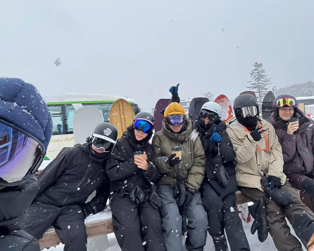 56岁王菲近照曝光！素颜状态惊艳全网，与梁朝伟同框滑雪场，竟不沾雪仍美翻？12