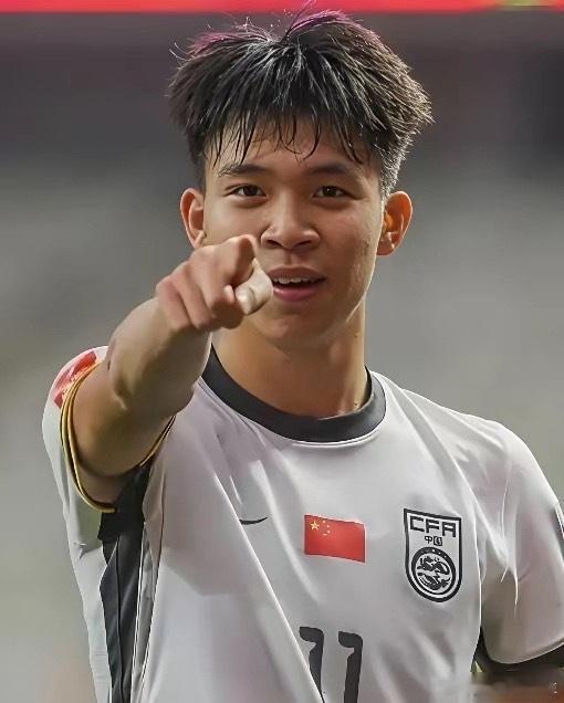 好消息！中国最有希望的超级新星王钰栋大概率今年冬窗加盟德甲球队。德国知名球探尼克