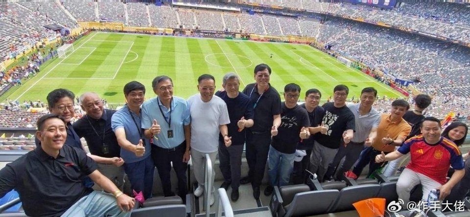 世界杯决赛看台上，李彦宏丁磊程维他们十三个人拍了张合影，笑声隔着屏幕都能听见。但