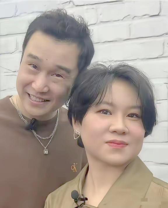 小沈阳红透半边天还守着原配？说没犹豫真没开玩笑.主持人直播问小沈阳当年走红时想