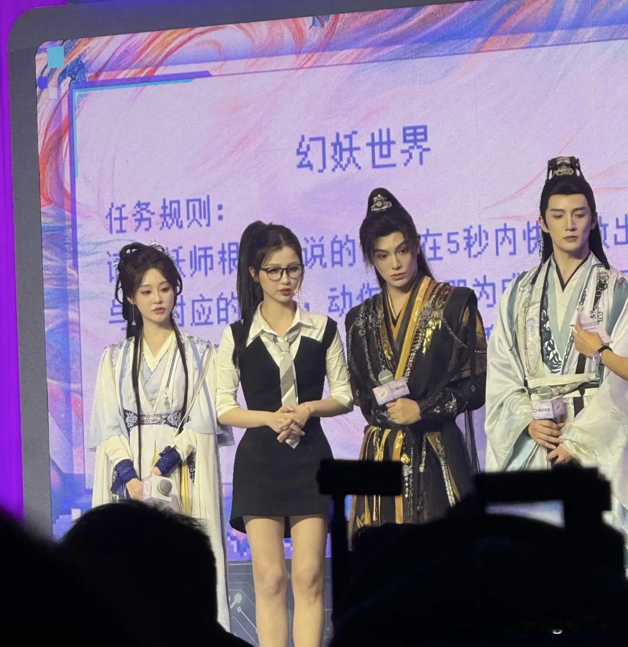 虞书欣这个身高，身材又好，头身比也不错，虽然她的五官不是精致上镜那挂的。但她