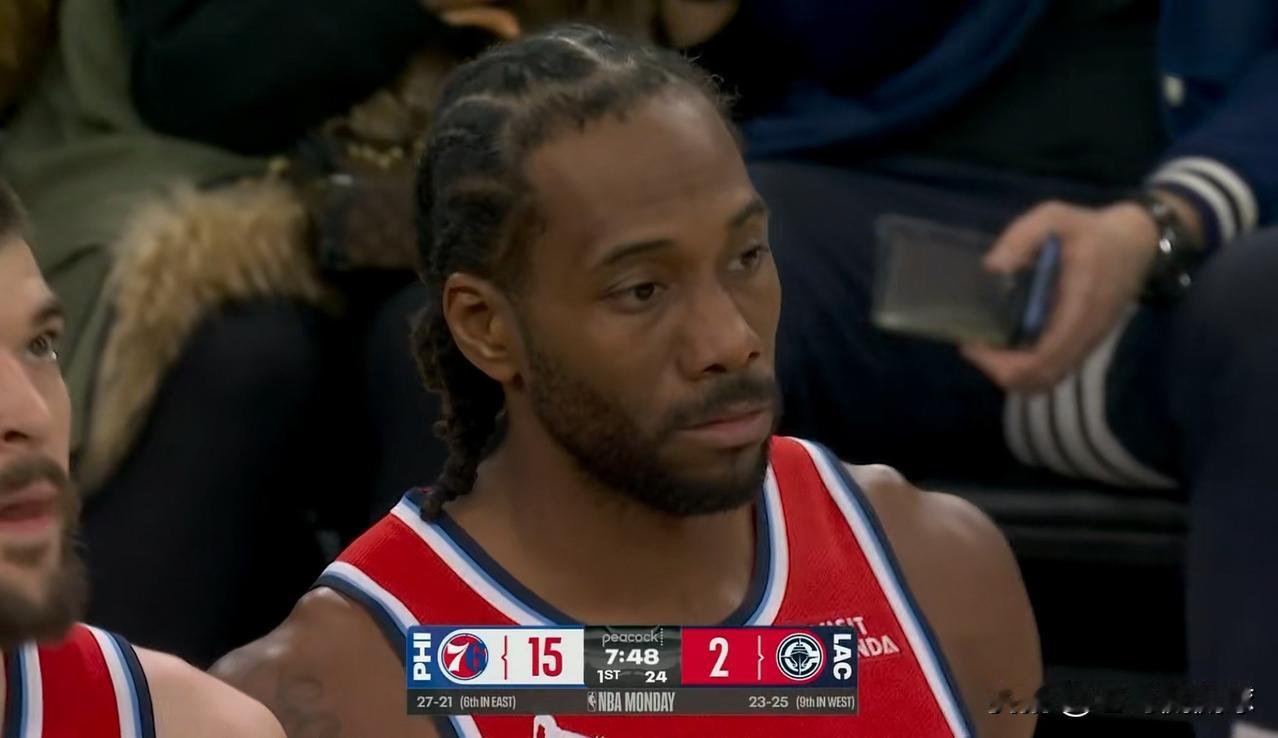 快船超级巨星伦纳德完全被76人打懵了！在今天快船主场迎战76人的比赛中，当时比赛