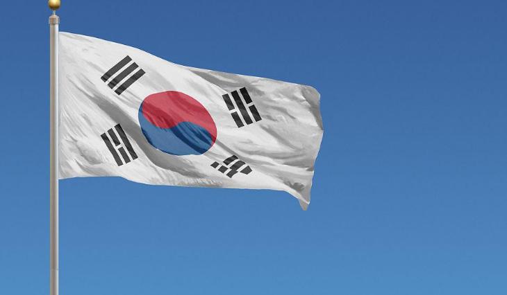 对于韩国需要保持绝对的警惕心。最近韩国发生的一系列事情，并不是鼓励的事情，而是