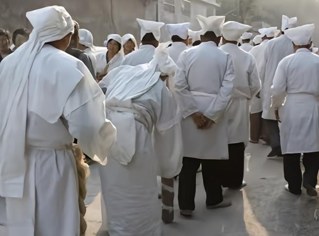 二十年后中国丧葬将会转变。很多独生子女对待死去的父母，基本上会转变为直接打电话，