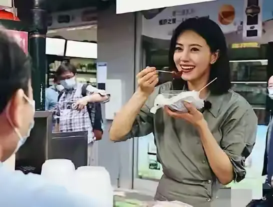 高圆圆吃的是什么东西，感觉非常好吃的样子