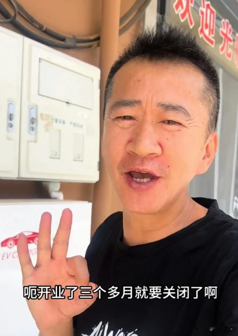 一句影评，毁掉一家实体店。演员李嘉明最近彻底栽了，就因为公开直言周星驰新片观感差