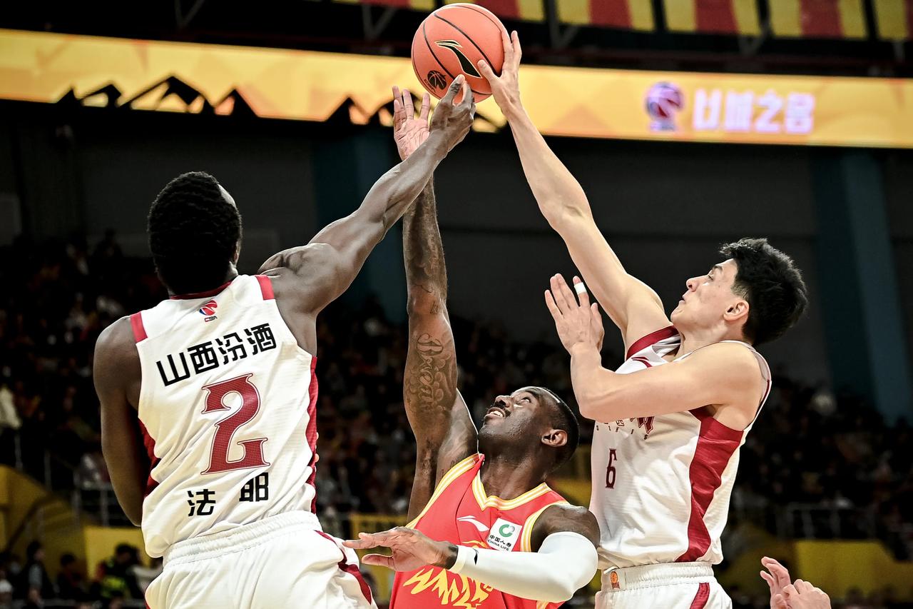 CBA基本战罢三轮，几点发现和感触：1、裁判抢戏，赛场被折腾的乌烟瘴气。有好几