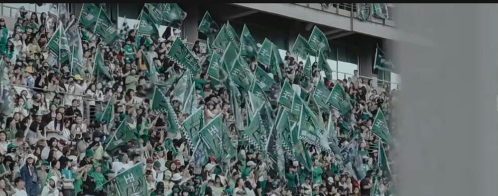 王一博在巴黎的生图，让粉丝滤镜碎了一地。法令纹、黑眼圈、浮肿的脸，和几年前那个