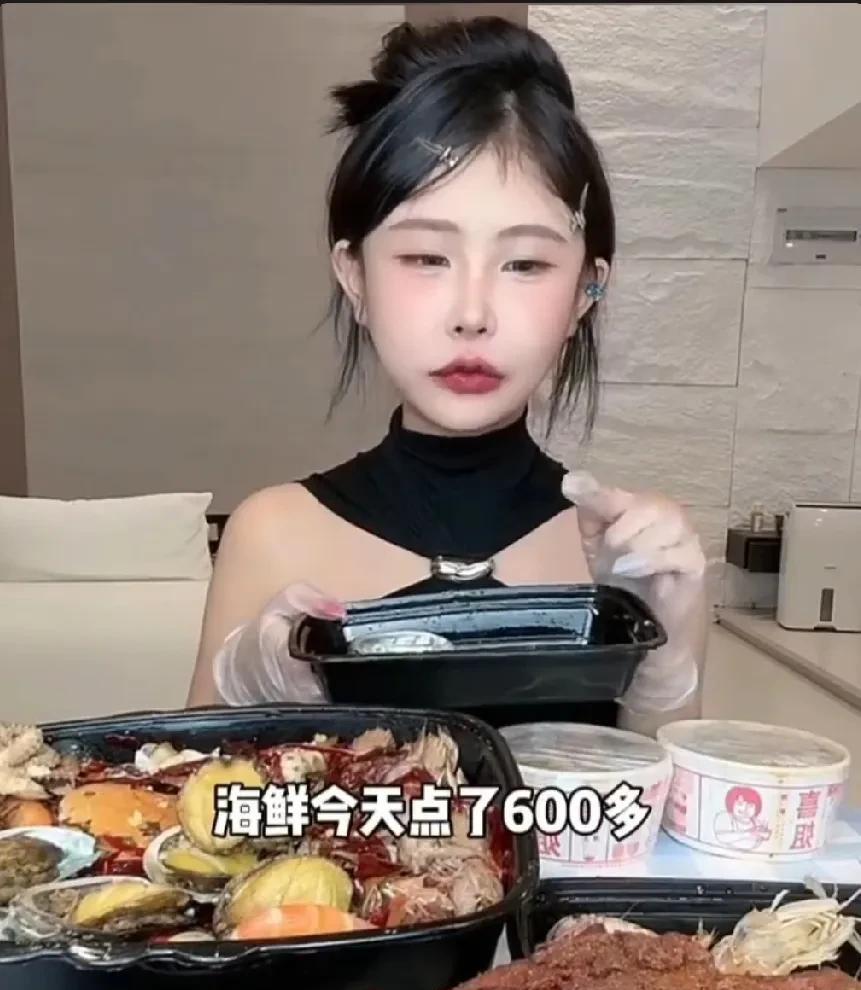 猫妹妹吃播真费钱，一顿饭就要几百块，海鲜点了600多，炸串50多块钱，还买了水果