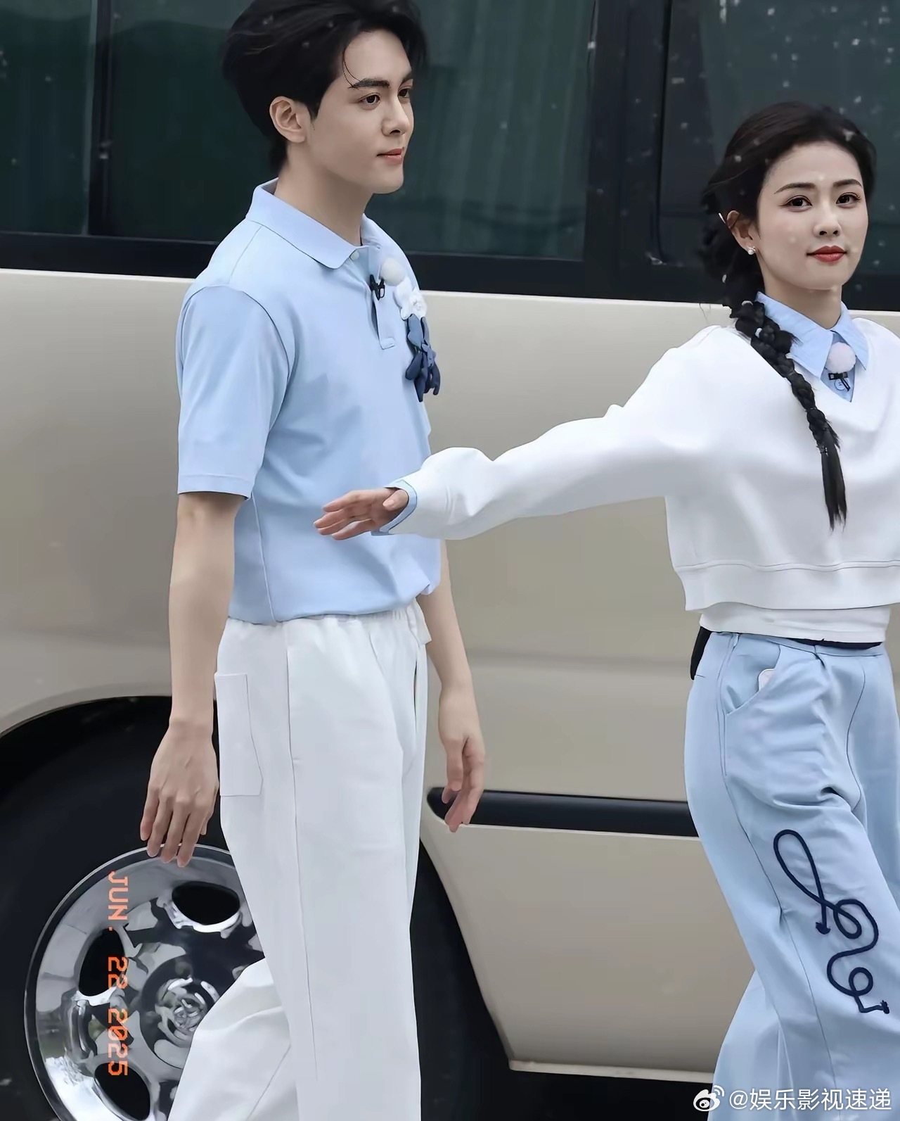 她在闹他在笑家人们，谁懂啊！曾舜晞和白鹿在《奔跑吧》路透里，把“她在闹他在笑”具