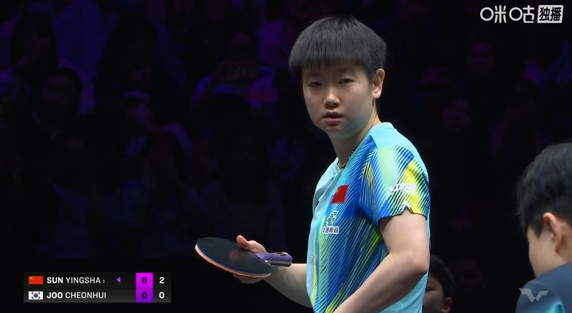 莎莎绝对是放松打的开创者，单纯依靠落点变化就完全限制住了朱芊曦的前三板，开局