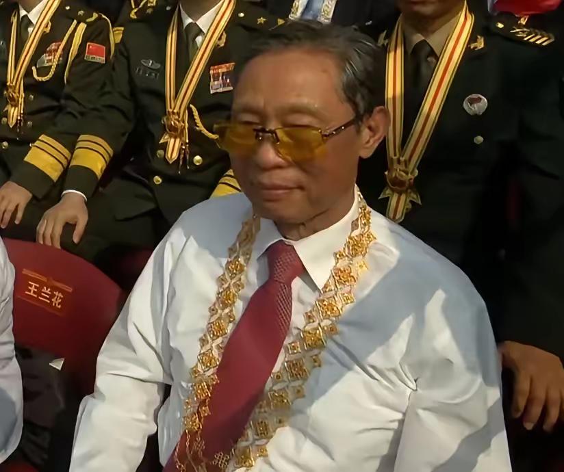 他可能是观礼台上最年长者了！现年已89岁，但镜头扫过时，他仍精神矍铄，神采