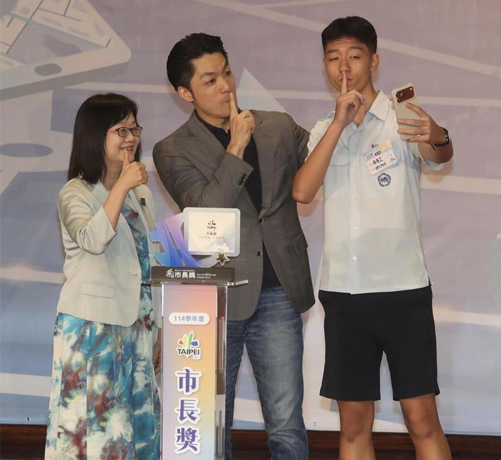 就在刚刚，台北市长蒋万安发表声明，9月2日，针对外界质疑“若蒋得立16岁