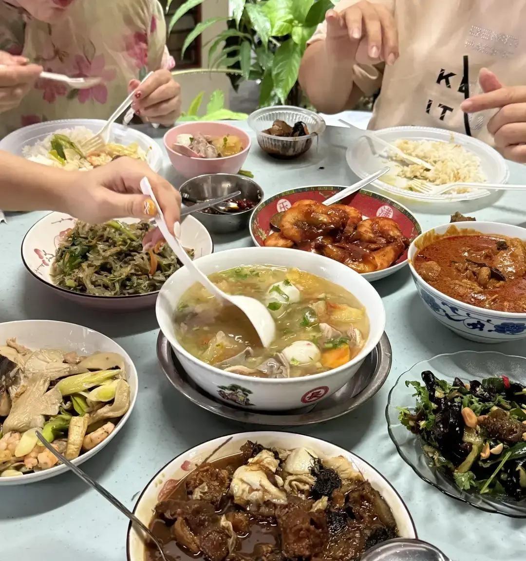 我刚说每人每月交一千生活费，儿媳“啪”就撂了筷子，说以后不来吃了；女儿当场把勺子